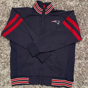 Men’s Patriots zip sweatshirt. Slight distressed look. Very good used condition.